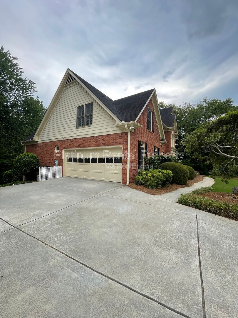 Stunning & exquisite 5 bedroom home on fully finished basement by Platinum Property Management Services, Inc. property image