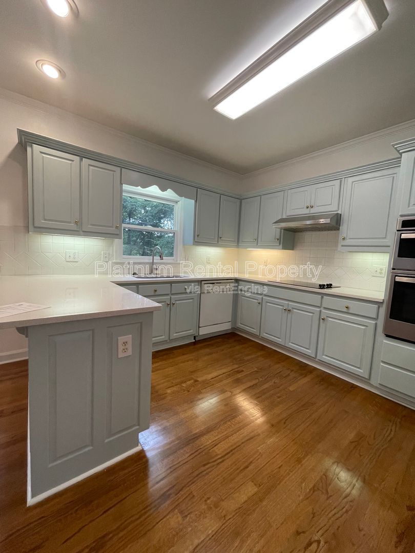 Stunning & exquisite 5 bedroom home on fully finished basement by Platinum Property Management Services, Inc. property image