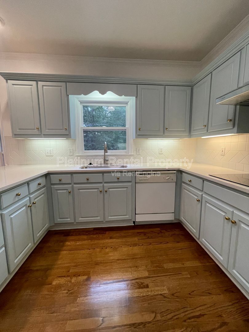 Stunning & exquisite 5 bedroom home on fully finished basement by Platinum Property Management Services, Inc. property image