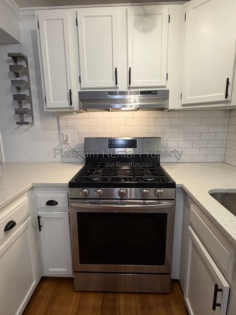 1 bedroom condo in AMAZING midtown location by Platinum Property Management Services, Inc. property image