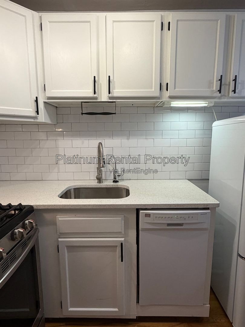 1 bedroom condo in AMAZING midtown location by Platinum Property Management Services, Inc. property image