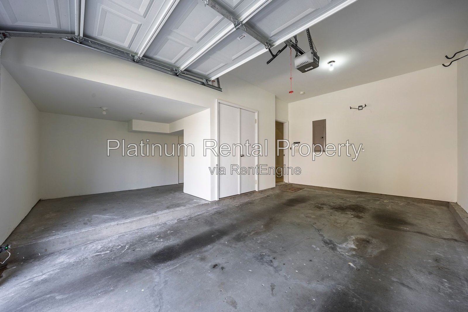 Fabulous, 3 Bedroom, END UNIT townhome in desirable Woodstock by Platinum Property Management Services, Inc. property image