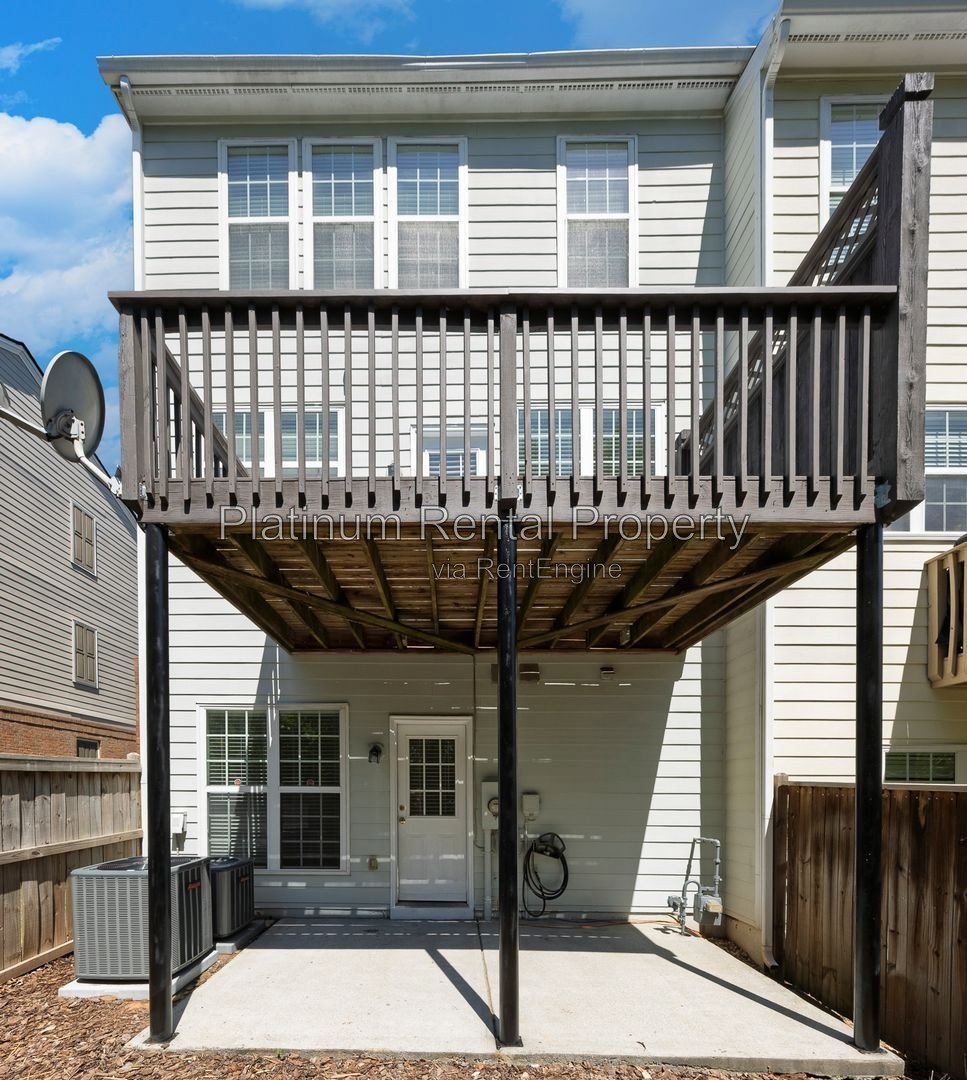 Fabulous, 3 Bedroom, END UNIT townhome in desirable Woodstock by Platinum Property Management Services, Inc. property image